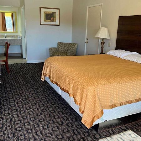 Days Inn & Suites By Wyndham Brewton Εξωτερικό φωτογραφία