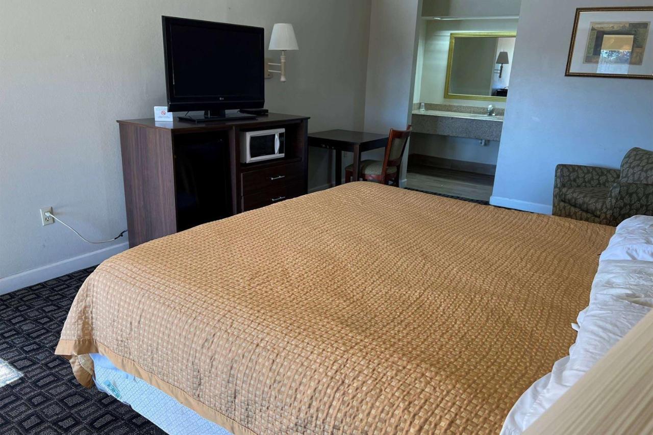 Days Inn & Suites By Wyndham Brewton Εξωτερικό φωτογραφία